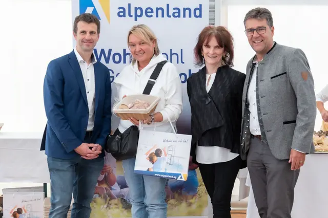  v.l.n.r.: Jürgen Putz (Alpenland), Martina Pohl (Mieterin), Theresa Reiter (Alpenland), Christian Flammer (Bürgermeister Bad Vöslau)  | Foto: Alpenland/Josef Herfert