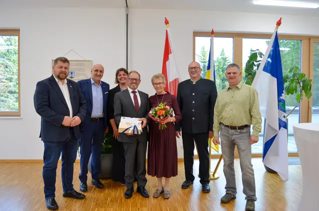 GGR BR Andreas Spanring, Bürgermeister Gerald Höchtel, GR DI Franziska Zahornicky, Karl und Christine Heiß, Vizebürgermeister Josef Brandfellner, GR Alexander Buxbaum | Foto: Marktgemeinde Sieghartskirchen