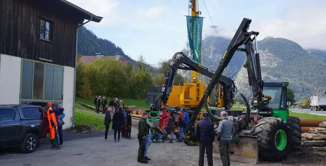 Die Maschinenschau sorgte bei den Besucherinnen und Besuchern für Staunen – Waldarbeiten damals und heute. | Foto: Bayerische Saalforste