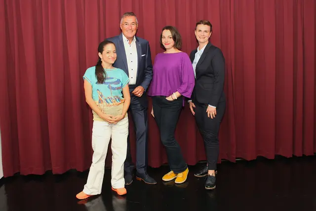 vlnr: Caroline Athanasiadis, Bürgermeister Ludwig Deltl, Gudrun Nikodem-Eichenhardt, Vizebürgermeisterin Julia Neidhart-Hermann | Foto: Stadtgemeinde Strasshof an der Nordbahn