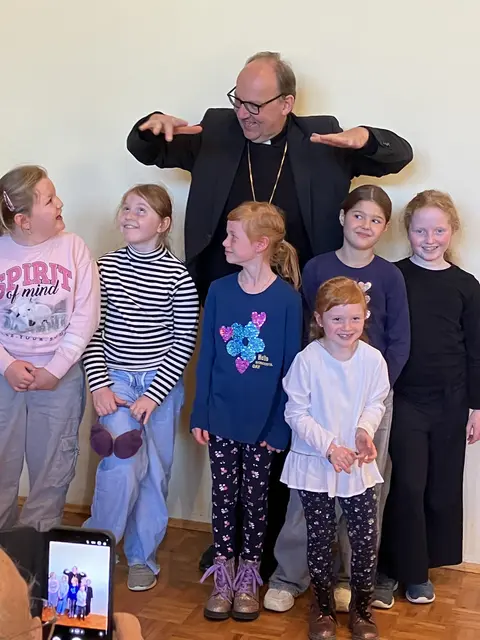 Gerne für Späße zu haben, Tirols Bischof. | Foto: Hausmann/dibk.at