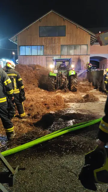 Feuerwehr und Landwirt löschen einen brennenden Misthaufen in Stadl-Paura und können den Hof und die Tiere vor den Flammen bewahren. | Foto: Feuerwehr Stadl-Paura