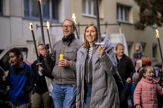 Highlight des Fests: der Fackelzug zum Reumannplatz. | Foto: Stadt Wien/Karo Pernegger