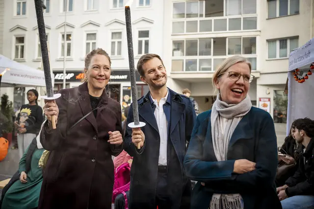 Grüne Politik vor Ort: v.l. Judith Pühringer, (Parteivorsitzende der Grünen Wien), Peter Kraus (Co-Parteivorsitzender der Grünen Wien) und Leonore Gewessler (Grünen-Vorsitzende). | Foto: Stadt Wien/Karo Pernegger