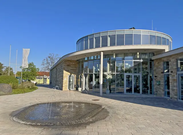 Das "Sauerwasser" kann heute im modernen Multifunktionsgebäude "Die Quelle" sowohl direkt getrunken als auch in Flaschen für den persönlichen Gebrauch abgefüllt werden. | Foto: Alejandra Ortiz