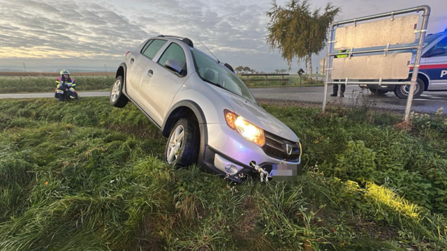 Der in den Morgenstunden herrschende starke Bodennebel, ließ eine Autolenkerin auf „Abwege“ kommen. | Foto: DOKU-NÖ