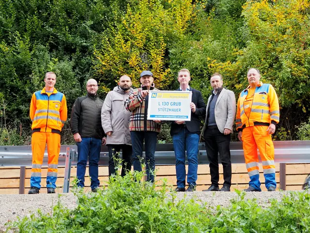 Florian Maglot (Straßenmeisterei Mödling), Alexander Jagersberger (Straßenmeisterei Mödling), Martin Haas (Leiter-Stv. der Straßenmeisterei Mödling), Michael Krischke (Bürgermeister der Gemeinde Wienerwald), NR Harald Thau, Harald Kaufmann (Leiter der NÖ Straßenbauabteilung Tulln), Dieter Schulz (Straßenmeisterei Mödling) | Foto: NÖ Straßendienst