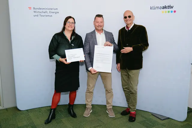 klimaaktiv Silber für die Planung der Wohnanlage Reconstructing Wolfsberg, Haus 4 und 5 in Wolfsberg.
Im Bild: Jürgen Warum, Peter Kusstatscher und Katharina Kowalski. | Foto: BMWET/APA-Fotoservice/Stefan Reichmann