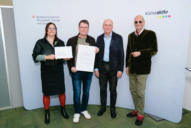 klimaaktiv Silber für Feuerwehrhaus und Veranstaltungsstätte Perau in Villach.
Im Bild: Riccardo Oliva, Andreas Krautzer, Peter Kusstatscher und Katharina Kowalski. | Foto: BMWET/APA-Fotoservice/Stefan Reichmann