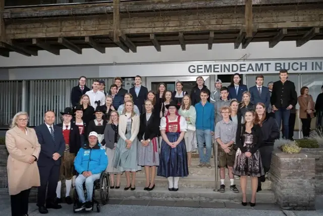 Zahlreiche Jungbürger aus der Gemeinde Buch nahmen an der Feierlichkeit teil. | Foto: Gem. Buch