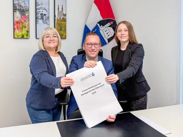 Von links: Alexandra Frei (Vorsitzende Personalvertretung), Georg Djundja (Bürgermeister) und Sandra Eder (Frauenförderplanbeauftragte). | Foto: Stadtgemeinde Oberndorf (Rosa)