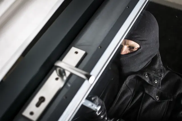 Der mutmaßliche Täter soll mehrmals eingebrochen sein. | Foto: panthermedia_B36349161_Mactrunk (Symbolbild)