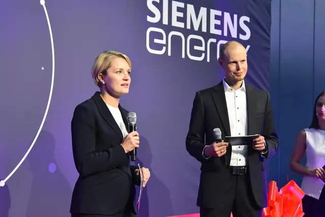 Standortleiterin Sabrina Manschek und der kaufmännische Werksleiter Bernhard Göß am Wort | Foto: MeinBezirk/Helmut Riedl