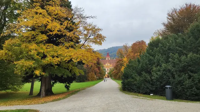 auf schönen Flanierwegen geht es zum Schloss... | Foto: I.Wozonig
