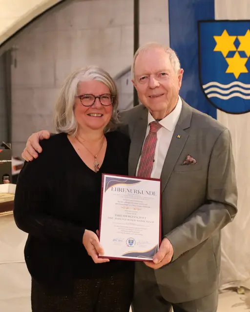 Ehrenpärchen: Unternehmerin Angelika Huemer (Starlinger) freut sich, ab nun einen zweiten Ehrenbürger neben sich zu haben. | Foto: Manfred Wlasak