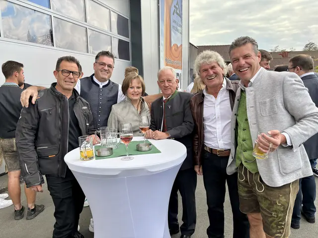 Zahlreiche Wegbegleiter feierten mit der Familie das Jubiläum. | Foto: Brigitte Gady