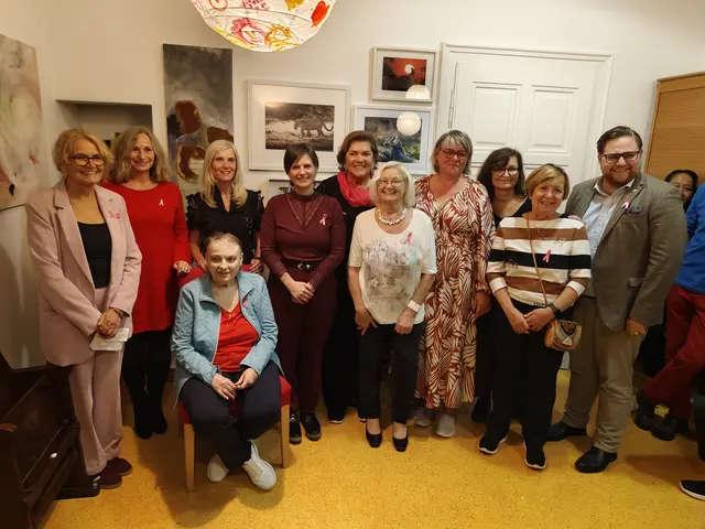 Gastgeberin Susanne Kunz freute sich gemeinsam mit Oberärztin Doris Glocknitzer-Mad, Stadtrat Thomas Haffer (1.v.r.) und den Küstlerinnen über zahlreiche Gäste an diesem Abend
 | Foto: Eva Lacher-Dörfler