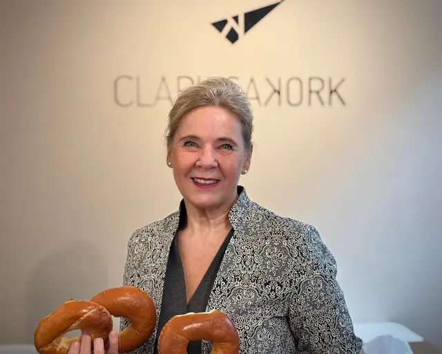 Store Managerin von Clarissakork, Karin Dallagiovanna mit den frischen Kipferln. | Foto: MeinBezirk