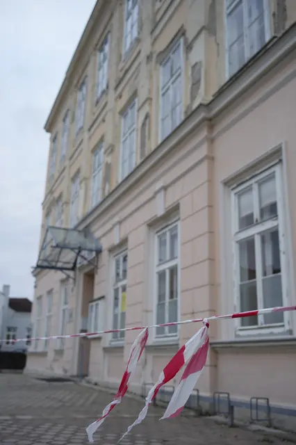 Absperrbänder bestätigen die Vermutung: an der Fassade der Musikschule tut sich tatsächlich etwas. | Foto: Santrucek