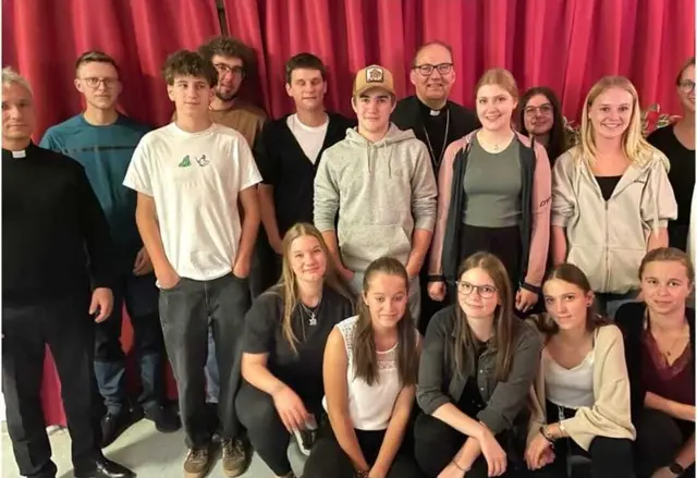 Im Kreise junger Menschen fühlt sich der Bischof wohl. | Foto: Hausmann/dibk.at