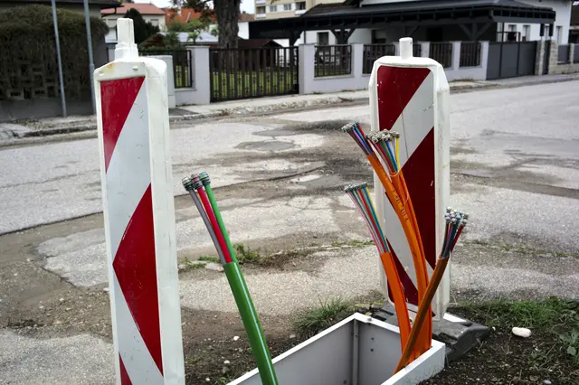 Alles fürs Internet: Aufgegrabene Fahrbahnen und Gehsteige prägen das Bild – auch in der F.-Lichtenwörther-Gasse. | Foto: Santrucek