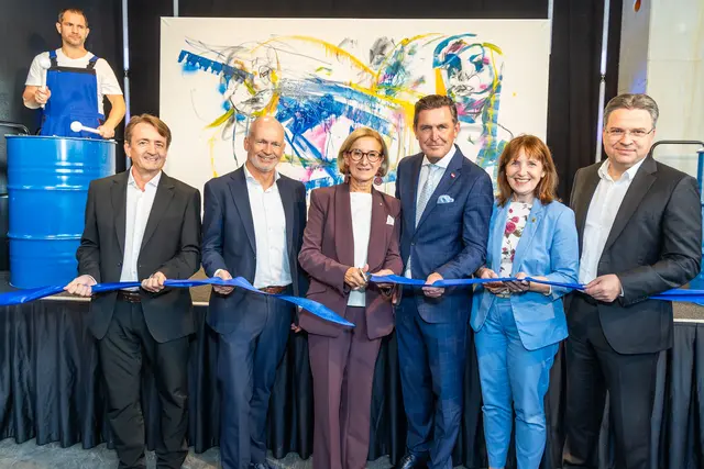 Landeshauptfrau Johanna Mikl-Leitner, Mobilitätsminister Peter Hanke, Mödlings Bürgermeisterin Silvia Drechsler (Mitte) eröffneten gemeinsam mit Knorr-Bremse Geschäftsführer Manfred Reisner, Knorr-Bremse Vorstand Nicolas Lange (v.l.) und Knorr-Bremse Geschäftsführer Jörg Branschädel (r.) den modernisierten Knorr-Bremse Standort Mödling.
 | Foto: Christian Husar