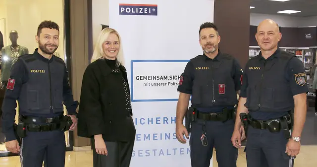„Coffee with Cops“ : PI Kdt Erwin Glader, Rev. Insp. Markus Trenner, Centermanagerin Daniela Schlemmer. Insp. Tobias Klocker.