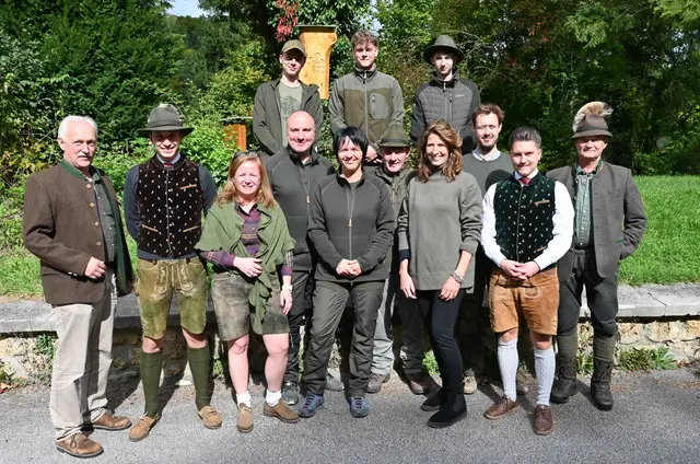 Kursleiter Hermann Mayer (links) und Prüfer sowie Wildmeister Karl Apfl (rechts) mit den frisch ausgebildeten Jägerinnen und Jägern | Foto: Jürgen Mück