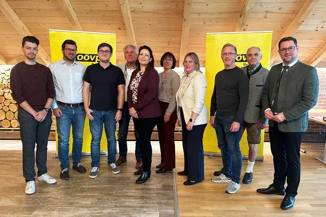 Die ÖVP Rottenbach präsentiert sich mit neuem Team und neuer Führung: Ab nun wird Martina Malzer (5. v. l.) an der Spitze der Gemeindepartei stehen. | Foto: ÖVP