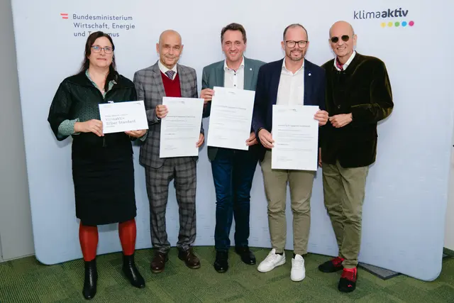 klimaaktiv Silber für die Wohnanlage Grüne Allee, Bauabschnitt 1, Haus 1-3 in Villach.
Im Bild: Gerhard Alberer, Karl Zußner, Alfred Groyer, Peter Kusstatscher und Katharina Kowalski | Foto: BMWET/APA-Fotoservice/Stefan Reichmann
