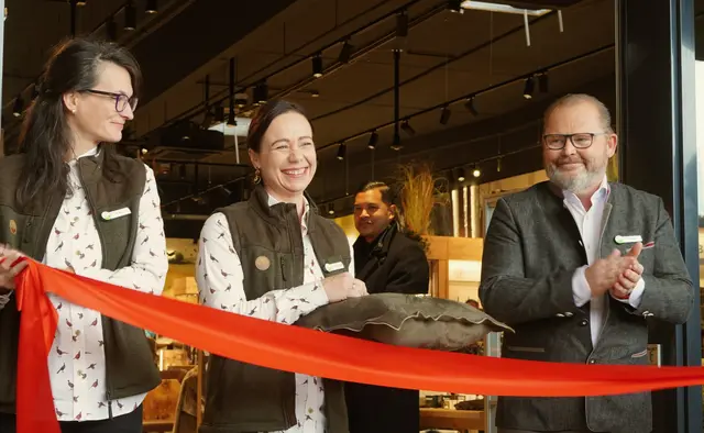 Bei der feierlichen stürmten Jagd-Begeisterte den neuen Megastore. | Foto: Bernhard Kerezsi/Mein Bezirk