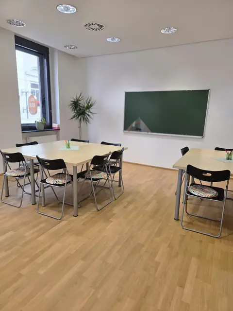 Die neuen, modernen Räume befinden sich jetzt am Rathausplatz 7 im 1. Stock – nur etwa fünf Minuten vom alten Standort entfernt. | Foto: LernQuadrat
