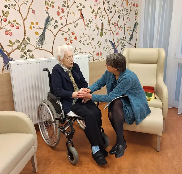 Bezirksvorsteherin Silvia Nossek (Grüne) feierte mit der Senioren.  | Foto: Häuser zum Leben