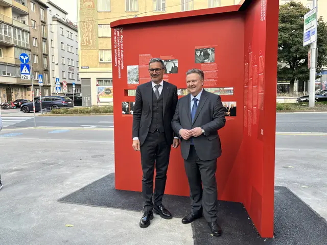 Wiens Landeshauptmann Michael Ludwig (r., SPÖ) und sein Südtiroler Amtskollege Arno Kompatscher (SVP) enthüllten eine Stele, welche an das Autonomiestatut der norditalienischen Provinz erinnert. | Foto: Nathanael Peterlini/MeinBezirk