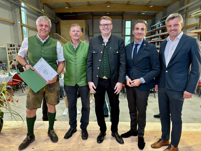 40 Jahre im Unternehmen - dafür gab es für Manfred Kargl (li) eine Urkunde von der WKO, verliehen durch Präs. Stv. und Regionalstellenobmann Dietmar Schweiggl sowie Landesinnungsmeister Holzbaumeister Reinhard Hansmann. | Foto: Brigitte Gady