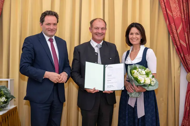 Bundesminister Norbert Totschnig bei der Verleihung des Berufstitels „Ökonomierat“ an Franz Jetzinger im Palais Coburg. | Foto: BMLUK/ Rene Hemerka)