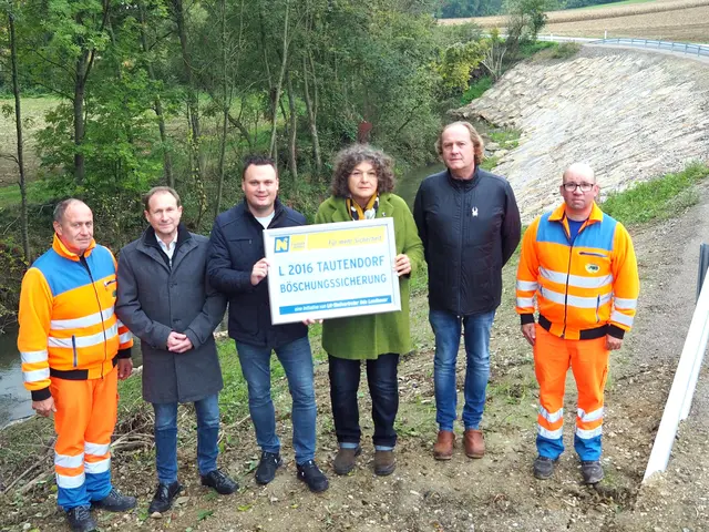 Peter Luger (Strm. Atzenbrugg), Dipl.-Ing. Ronald Keiblinger (Leiter-Stv. der NÖ Straßenbauabteilung Tulln), LAbg. Andreas Bors (i.V. von LH-Stellvertreter Udo Landbauer), Bürgermeisterin Beate Jilch (Marktgemeinde Atzenbrugg), Horst Kronawetter (Leiter der Strm. Atzenbrugg), Christian Damisch (Strm. Atzenbrugg). | Foto: Land NÖ