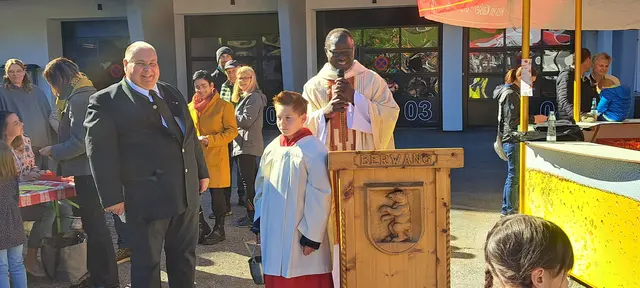 Bürgermeister Dietmar Berktold freute sich über das gelungene Werk, das von Vikar Amos Baraza gesegnet wurde. | Foto: Gem.Berwang
