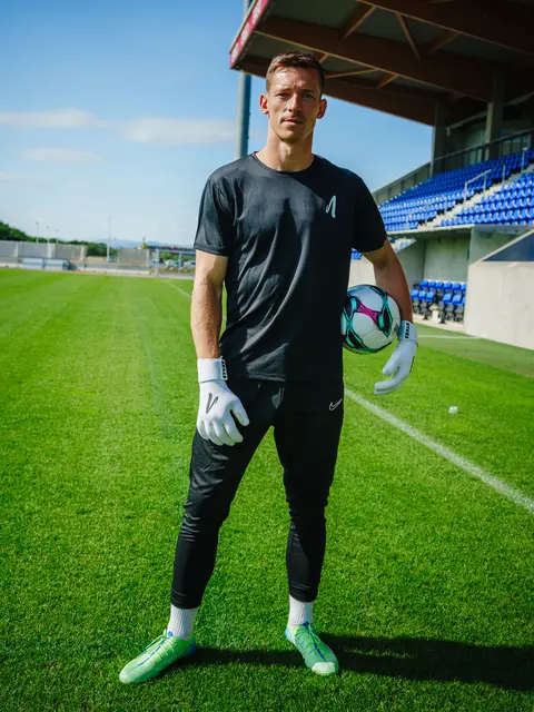 Richard Strebinger mit seinen eigenen Tormannhandschuhen der Marke "Sykes" | Foto: Sykes