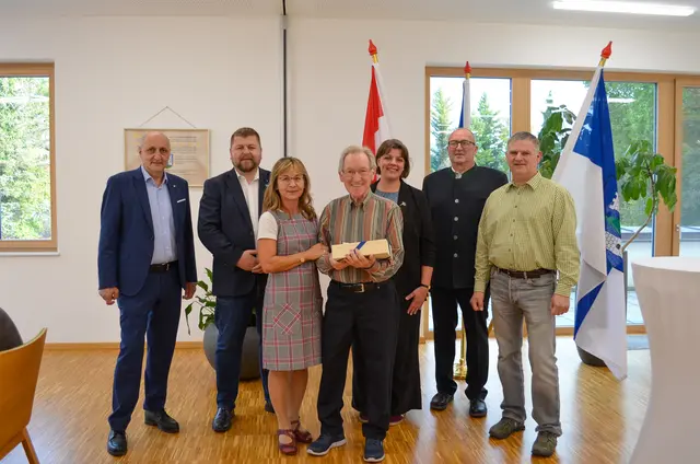 Bürgermeister Gerald Höchtel, GGR BR Andreas Spanring, Josef Straka mit Tochter, GR DI Franziska Zahornicky, Vizebürgermeister Josef Brandfellner, GR Alexander Buxbaum | Foto: Marktgemeinde Sieghartskirchen