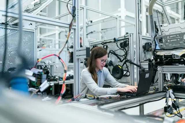 Immer mehr junge Frauen erlernen technische Berufe (Symbolbild). | Foto: unsplash/ThisisEngineering