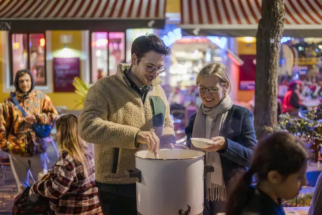 Bezirksvorsteher Michael Luxenberger (Grüne) schenkte selbst fleißig Kürbissuppe aus. | Foto: Stadt Wien/Karo Pernegger