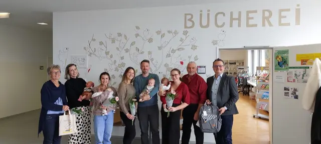 Büchereileiterin Margit Eckl, Rebecca Bachinger mit Charlotte, Ospina Natalia Andrea Perez mit Rio Wolfgang Perez-Deinhofer, Verena Blecha und Jürgen mit Fabian Raffetseder und Franziska Maier mit Leon Peter Sagl und Josef Sagl, Bgm. Ing. Peter Hießberger | Foto: Christian Ratheyser, Marktgemeinde Wölbling