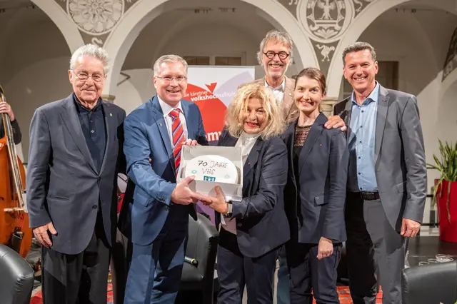 Budespräsident a.D Heinz Fischer, Bürgermeister Martin Kulmer, VHS-Geschäftsführerin Beate Gfrerer, Vorstandsvorsitzender der Kärntner Volkshochschulen und des Verbands Österreichischer Volkshochschulen Gerwin Müller, Bezirksstellenkoordination der VHS St. Veit Martina Mittweg, Landesrat Daniel Fellner | Foto: Stefan Regenfelder