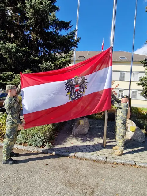 Kommandant der Bolfres-Kaserne Mistelbach, Oberst Hans-Peter Hohlweg, und Rekrut Patrick Zeiner beim Fahnen hissen. | Foto: ÖBH/Christian Luckner