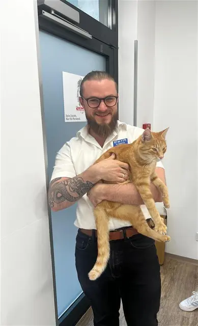 Max Reinberger freut sich immer über den Besuch von Larry. | Foto: Kira Pachschwöll