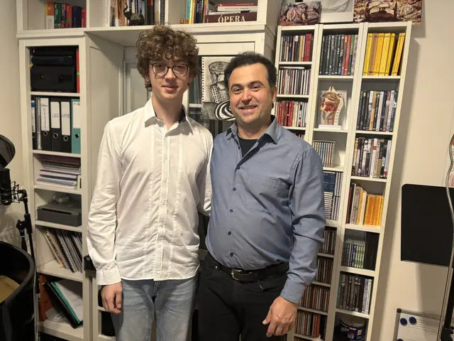 Das Jungtalent mit seinem stolzen Vater, dem Opernsänger Juan Fernando Gutiérrez. | Foto: MeinBezirk/Birgit Bachhofner