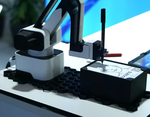 Ein Sketch-Bot zeichnete Karikaturen von Besucher:innen am Axians-Stand. Die kleinen Bilder waren ein großer Publikumshit. | Foto: Axians