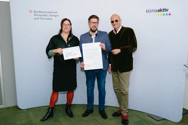 klimaaktiv Silber für die Planung der Wohnanlage Greifenburg Reconstructing in Greifenburg.
Im Bild: Gottfried Ramsbacher, Peter Kusstatscher und Katharina Kowalski. | Foto: BMWET/APA-Fotoservice/Stefan Reichmann