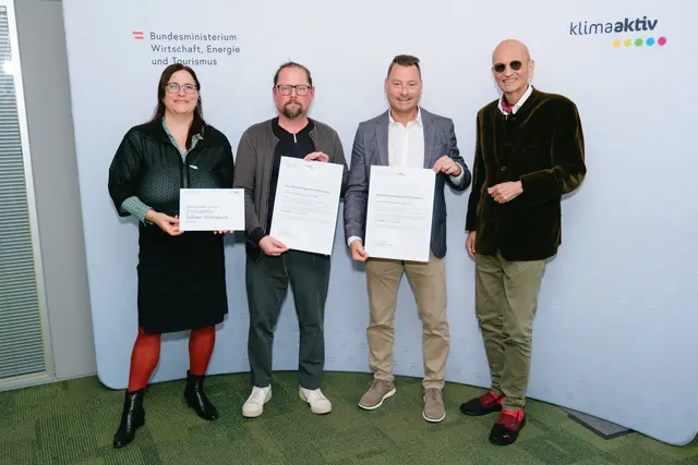 klimaaktiv Silber für die Planung der Wohnanlage Rudolf-Lenthe-Straße, BK 1 und 2 in Maria Saal.
Im Bild: Hannes Schienegger, Jürgen Warum, Peter Kusstatscher und Katharina Kowalski. | Foto: BMWET/APA-Fotoservice/Stefan Reichmann